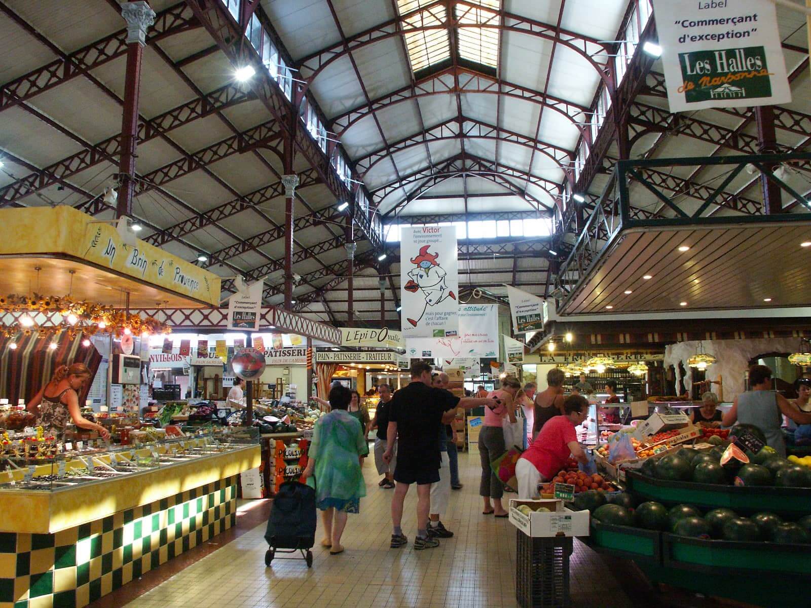 Le Marché couvert des Halles de Narbonne. Plusieurs étaux.