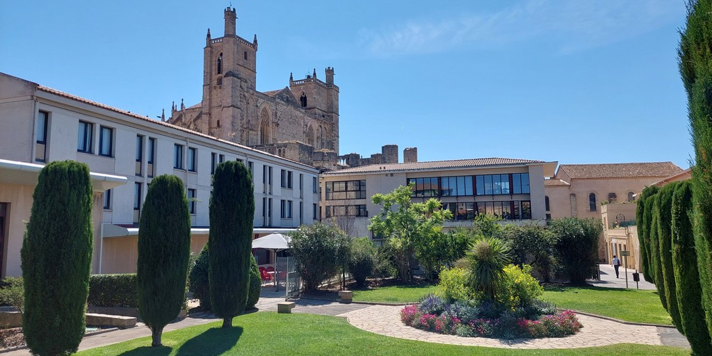 Vue de notre établissement avec les hébergements, le restaurant et sa terrasse, les salles de réunion et séminaire.